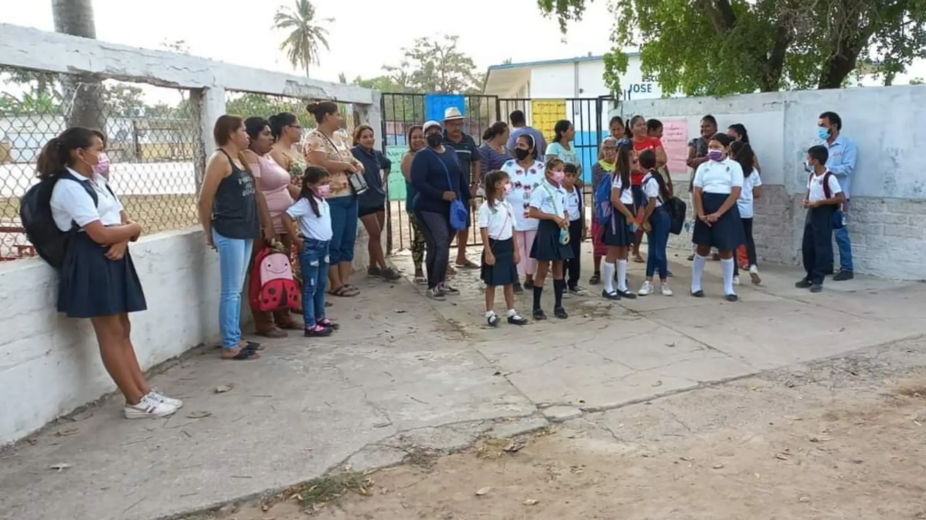 Primaria de Teacapán tiene más de una semana tomada por los padres de familia